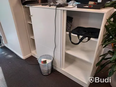 3st kontors arbetsplatser med vita elektriskt höj sänkbara skrivbord