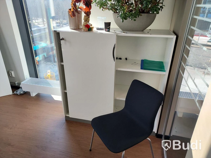 1st kontors arbetsplats med vitt elektriskt höj sänkbart skrivbord