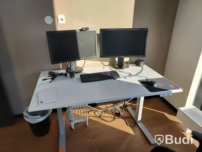 1st kontors arbetsplats med vitt elektriskt höj sänkbart skrivbord