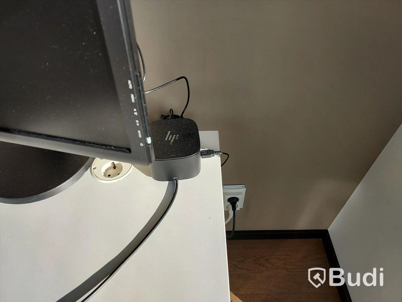 1st kontors arbetsplats med vitt elektriskt höj sänkbart skrivbord