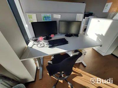 3st kontors arbetsplatser med vita elektriskt höj sänkbara skrivbord