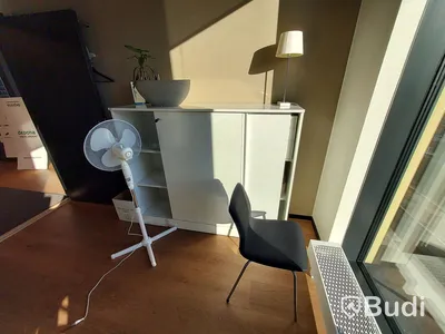 3st kontors arbetsplatser med vita elektriskt höj sänkbara skrivbord
