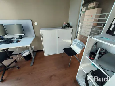 3st kontors arbetsplatser med vita elektriskt höj sänkbara skrivbord
