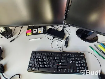 1st kontors arbetsplats med vitt elektriskt höj sänkbart skrivbord