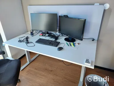 1st kontors arbetsplats med vitt elektriskt höj sänkbart skrivbord