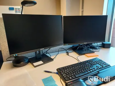 1st kontors arbetsplats med vitt elektriskt höj sänkbart skrivbord