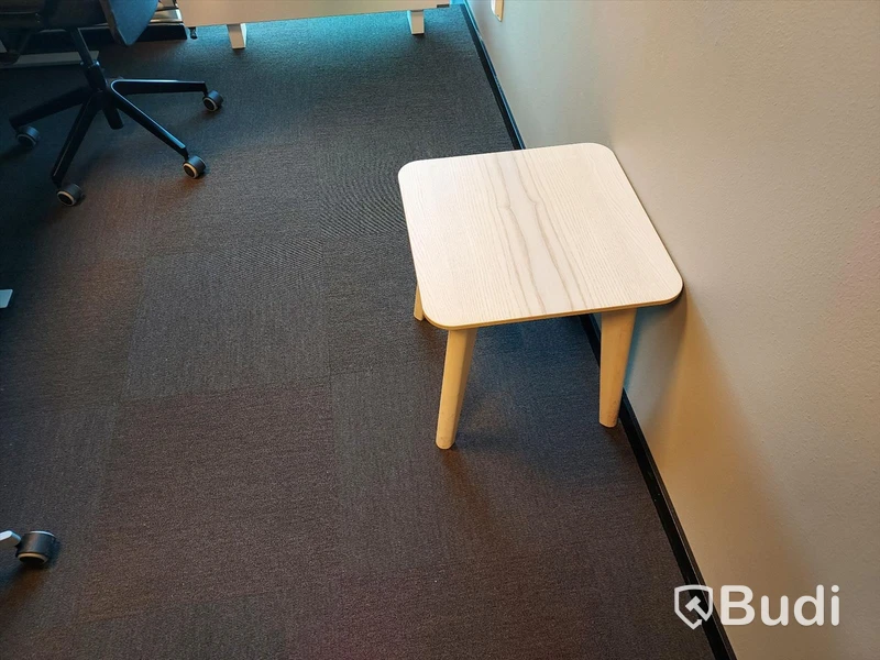 2st kontors arbetsplatser med vita elektriskt höj sänkbara skrivbord