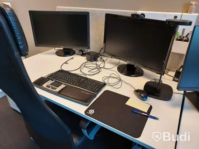 2st kontors arbetsplatser med vita elektriskt höj sänkbara skrivbord