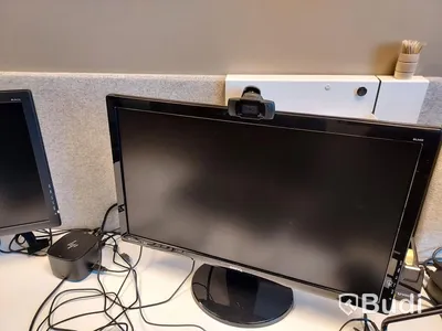 2st kontors arbetsplatser med vita elektriskt höj sänkbara skrivbord