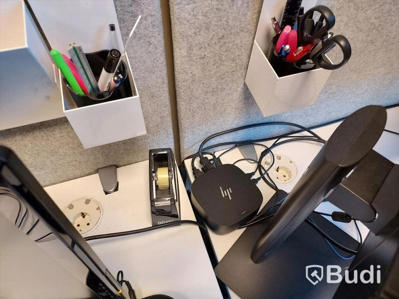 2st kontors arbetsplatser med vita elektriskt höj sänkbara skrivbord