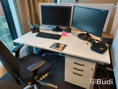 4st kontors arnetsplatser med elektriskt höj och sänkbara bord, dataskärmar