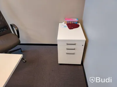 4st kontors arnetsplatser med elektriskt höj och sänkbara bord, dataskärmar
