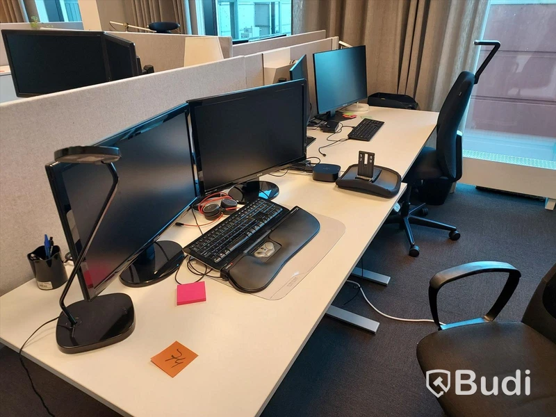 4st kontors arnetsplatser med elektriskt höj och sänkbara bord, dataskärmar