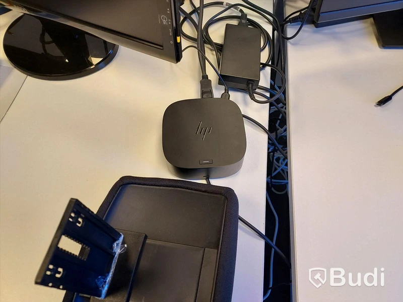 4st kontors arnetsplatser med elektriskt höj och sänkbara bord, dataskärmar