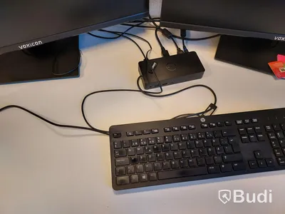 4st kontors arnetsplatser med elektriskt höj och sänkbara bord, dataskärmar