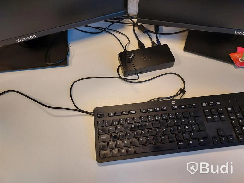 4st kontors arnetsplatser med elektriskt höj och sänkbara bord, dataskärmar