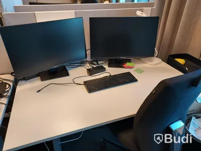 4st kontors arnetsplatser med elektriskt höj och sänkbara bord, dataskärmar