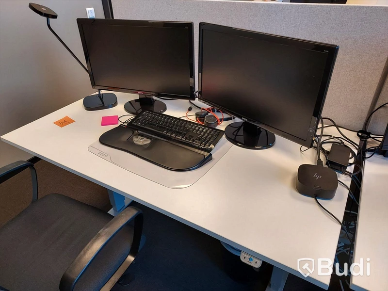 4st kontors arnetsplatser med elektriskt höj och sänkbara bord, dataskärmar
