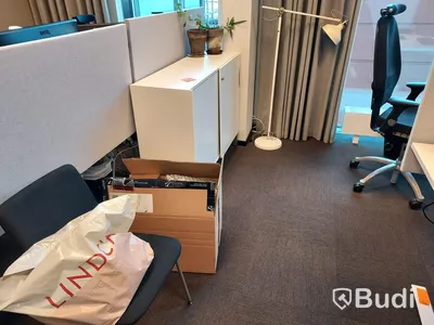 4st kontors arnetsplatser med elektriskt höj och sänkbara bord, dataskärmar