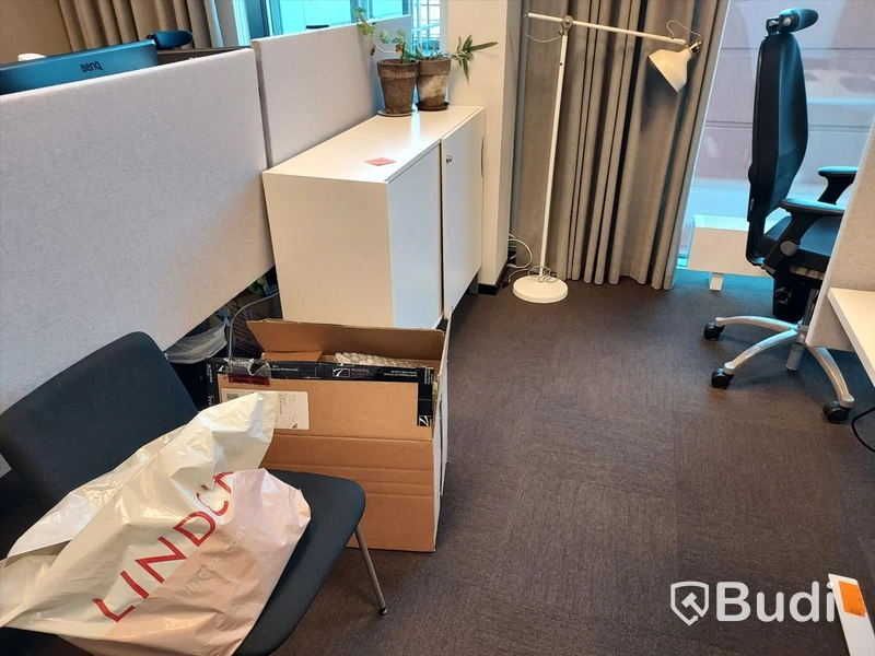 4st kontors arnetsplatser med elektriskt höj och sänkbara bord, dataskärmar