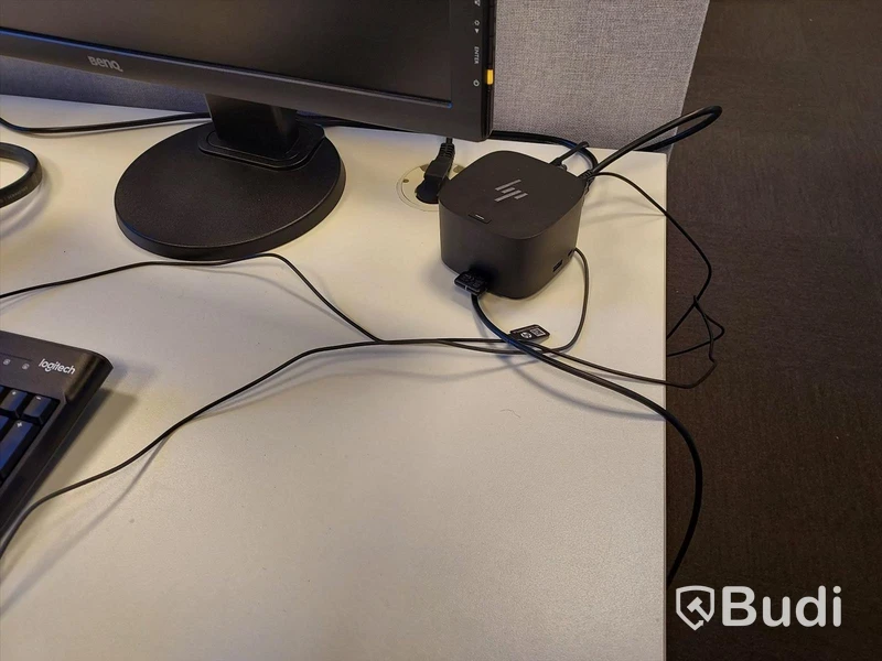 2st kontors arbetsplatser med elektriskt höj och sänkbara bord, dataskärmar