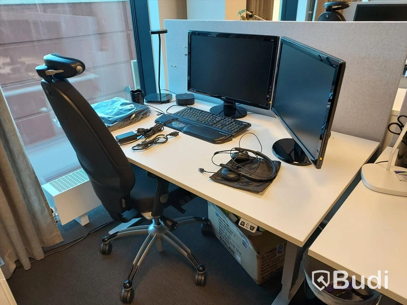 2st kontors arbetsplatser med elektriskt höj och sänkbara bord, dataskärmar