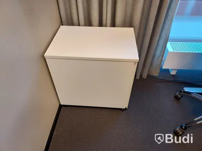 2st kontors arbetsplatser med elektriskt höj och sänkbara bord, dataskärmar