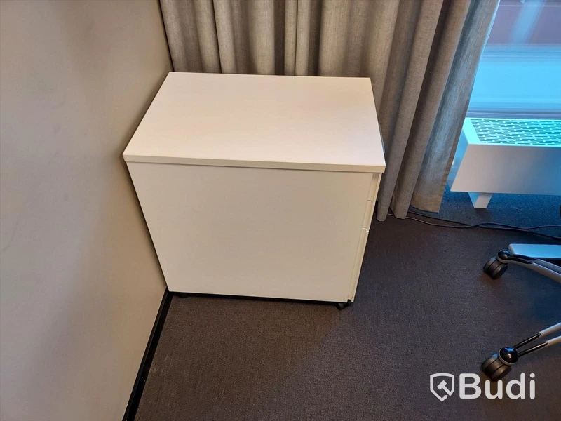 2st kontors arbetsplatser med elektriskt höj och sänkbara bord, dataskärmar
