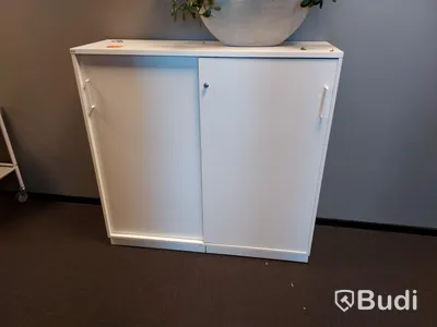 2st kontors arbetsplatser med elektriskt höj och sänkbara bord, dataskärmar