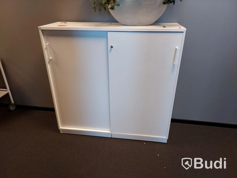 2st kontors arbetsplatser med elektriskt höj och sänkbara bord, dataskärmar