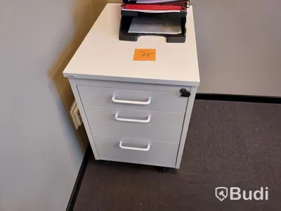 2st kontors arbetsplatser med elektriskt höj och sänkbara bord, dataskärmar