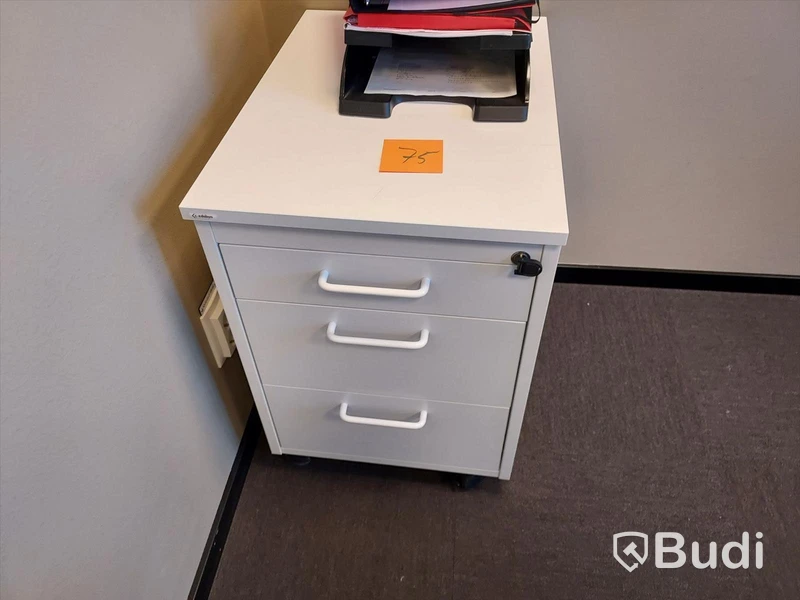 2st kontors arbetsplatser med elektriskt höj och sänkbara bord, dataskärmar