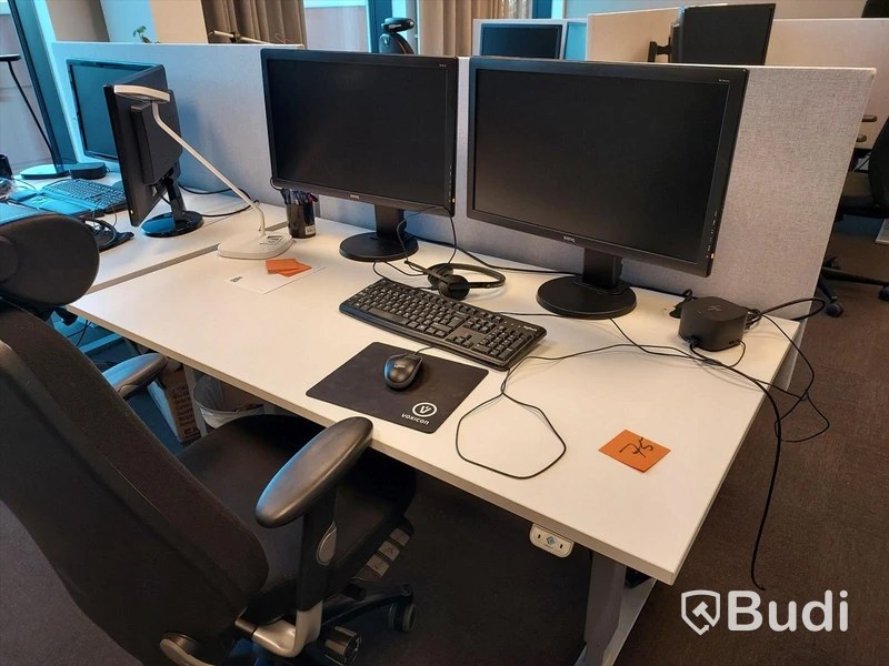 2st kontors arbetsplatser med elektriskt höj och sänkbara bord, dataskärmar