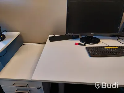 2st kontors arbetsplatser med elektriskt höj och sänkbara bord, dataskärmar