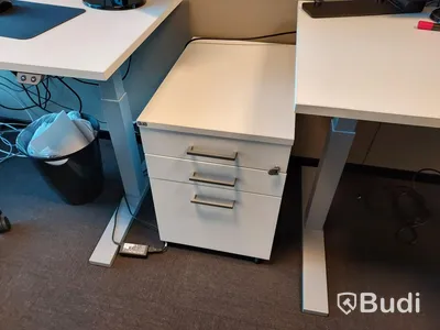 2st kontors arbetsplatser med elektriskt höj och sänkbara bord, dataskärmar