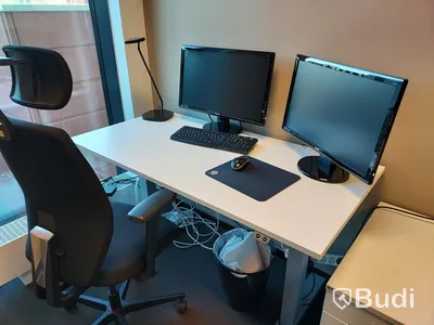 2st kontors arbetsplatser med elektriskt höj och sänkbara bord, dataskärmar