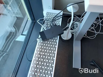 2st kontors arbetsplatser med elektriskt höj och sänkbara bord, dataskärmar