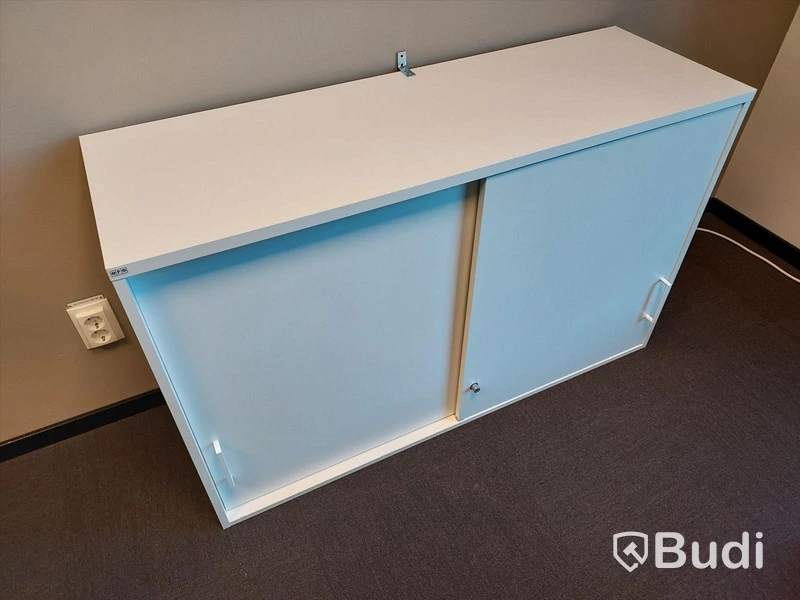 2st kontors arbetsplatser med elektriskt höj och sänkbara bord, dataskärmar