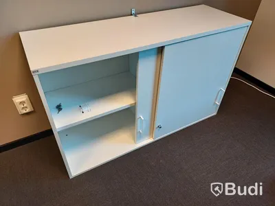 2st kontors arbetsplatser med elektriskt höj och sänkbara bord, dataskärmar