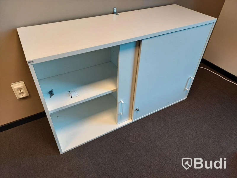 2st kontors arbetsplatser med elektriskt höj och sänkbara bord, dataskärmar