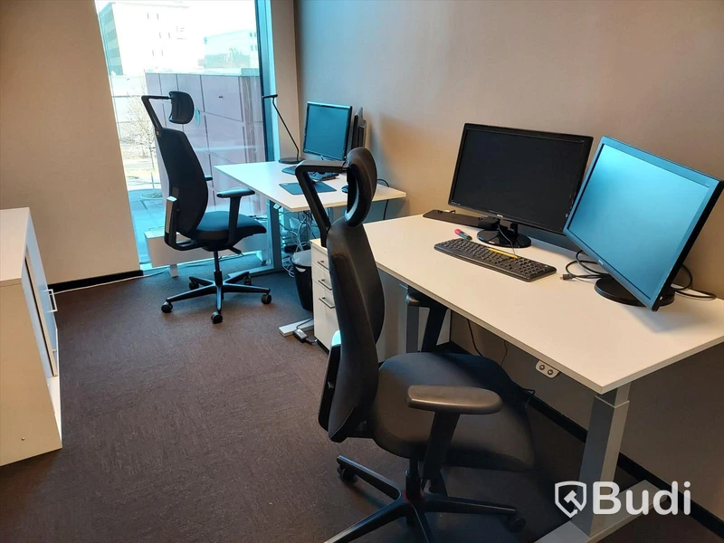 2st kontors arbetsplatser med elektriskt höj och sänkbara bord, dataskärmar