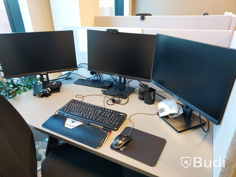 6st kontors arbetsplatser med elektriskt höj och sänkbara bord, dataskärmar
