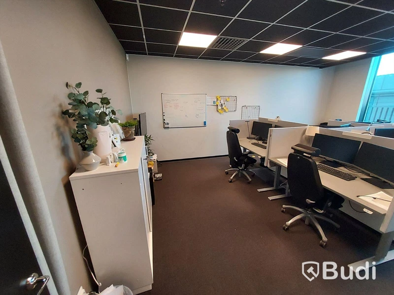 6st kontors arbetsplatser med elektriskt höj och sänkbara bord, dataskärmar