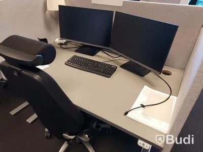 6st kontors arbetsplatser med elektriskt höj och sänkbara bord, dataskärmar