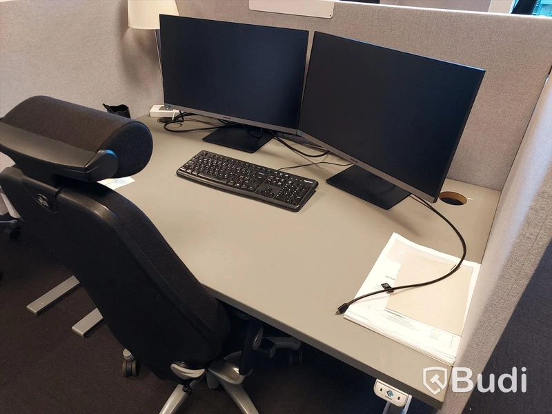6st kontors arbetsplatser med elektriskt höj och sänkbara bord, dataskärmar