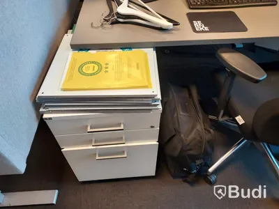 6st kontors arbetsplatser med elektriskt höj och sänkbara bord, dataskärmar