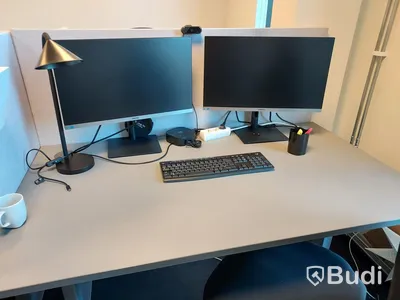 6st kontors arbetsplatser med elektriskt höj och sänkbara bord, dataskärmar