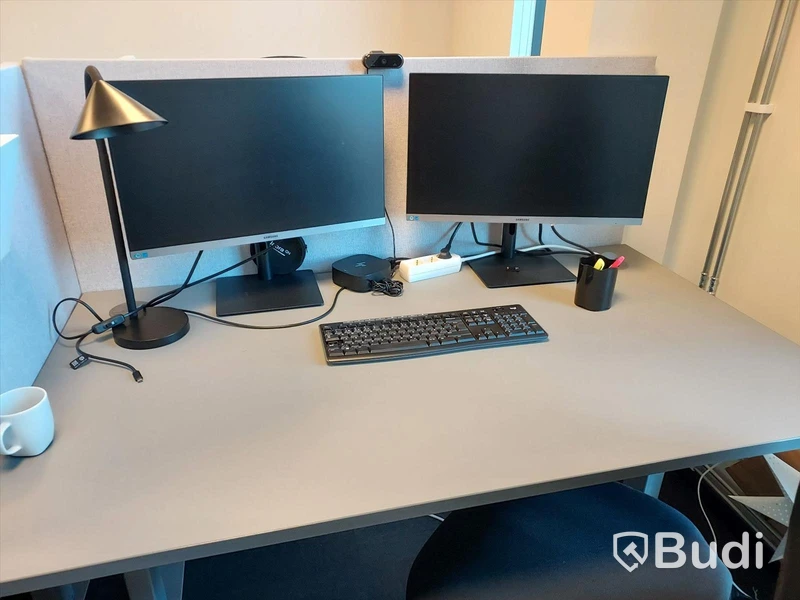 6st kontors arbetsplatser med elektriskt höj och sänkbara bord, dataskärmar