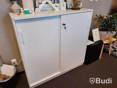 6st kontors arbetsplatser med elektriskt höj och sänkbara bord, dataskärmar