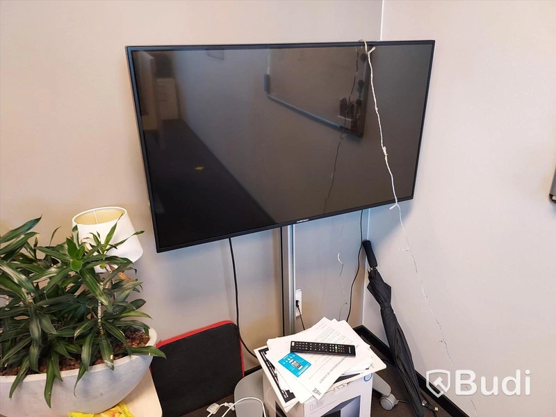 6st kontors arbetsplatser med elektriskt höj och sänkbara bord, dataskärmar